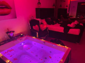 SUITE ROMANTIQUE AVEC JACUZZI BANDOL